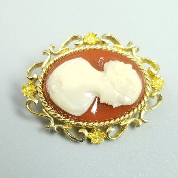 Vintage Red and White Oval Cameo Brooch, Gold Tone Floral Frame Lapel Pin - Picture 3 of 7